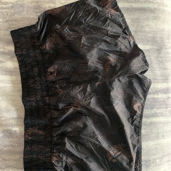 THEORY 38 'HYE' CYLINDER PRINTED NYLON SHORTS - Picture 4 of 8